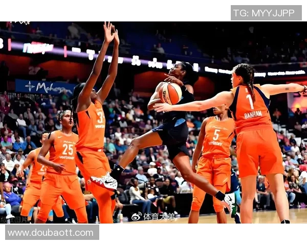 2017年WNBA季后赛火花队与天空队激战回顾与精彩瞬间分析